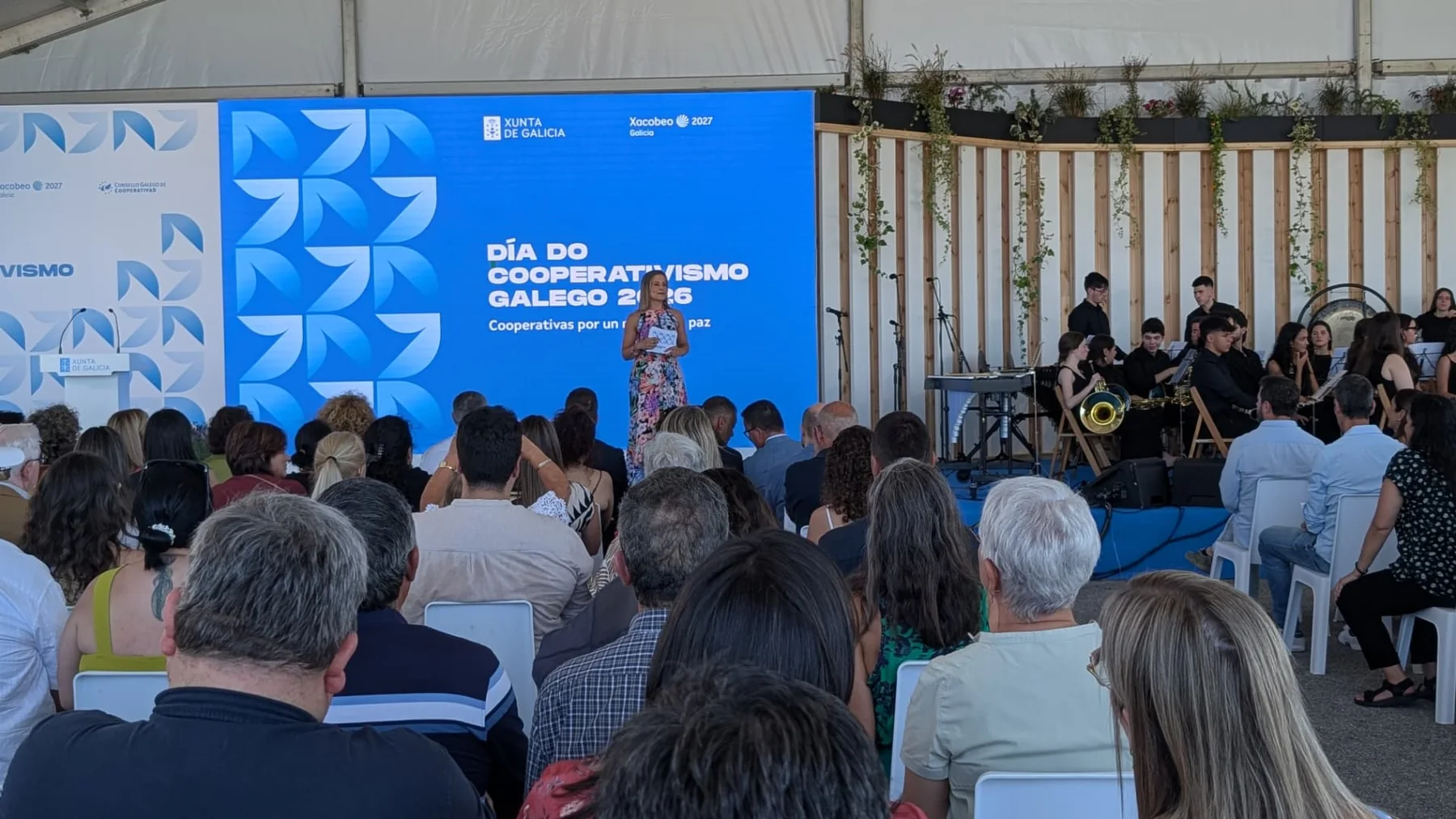 Acto del Día do Cooperativismo Galego 2026 en las Bodegas Martín Códax, con público frente al escenario.