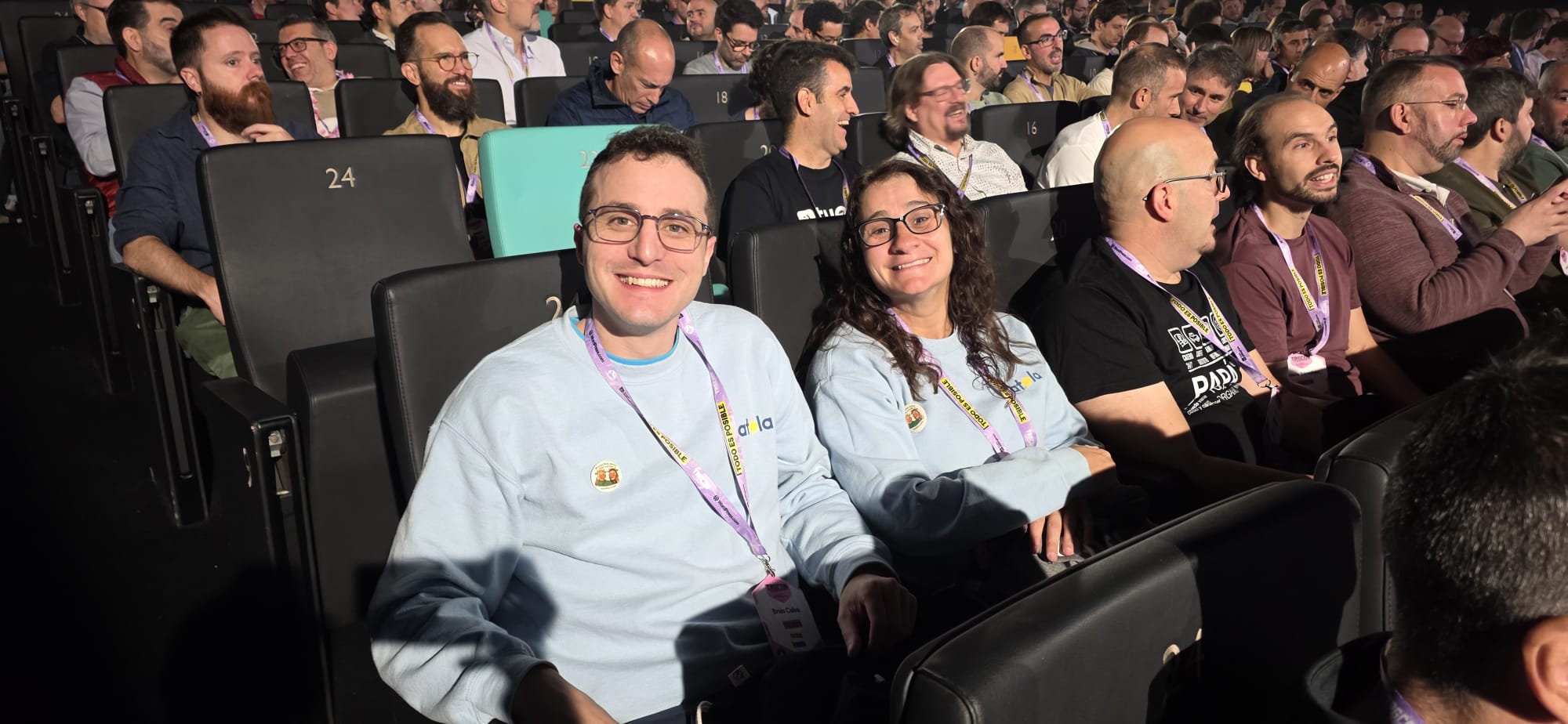 Eva e Brais sentados no auditorio da Tarugo xunto a outros asistentes.