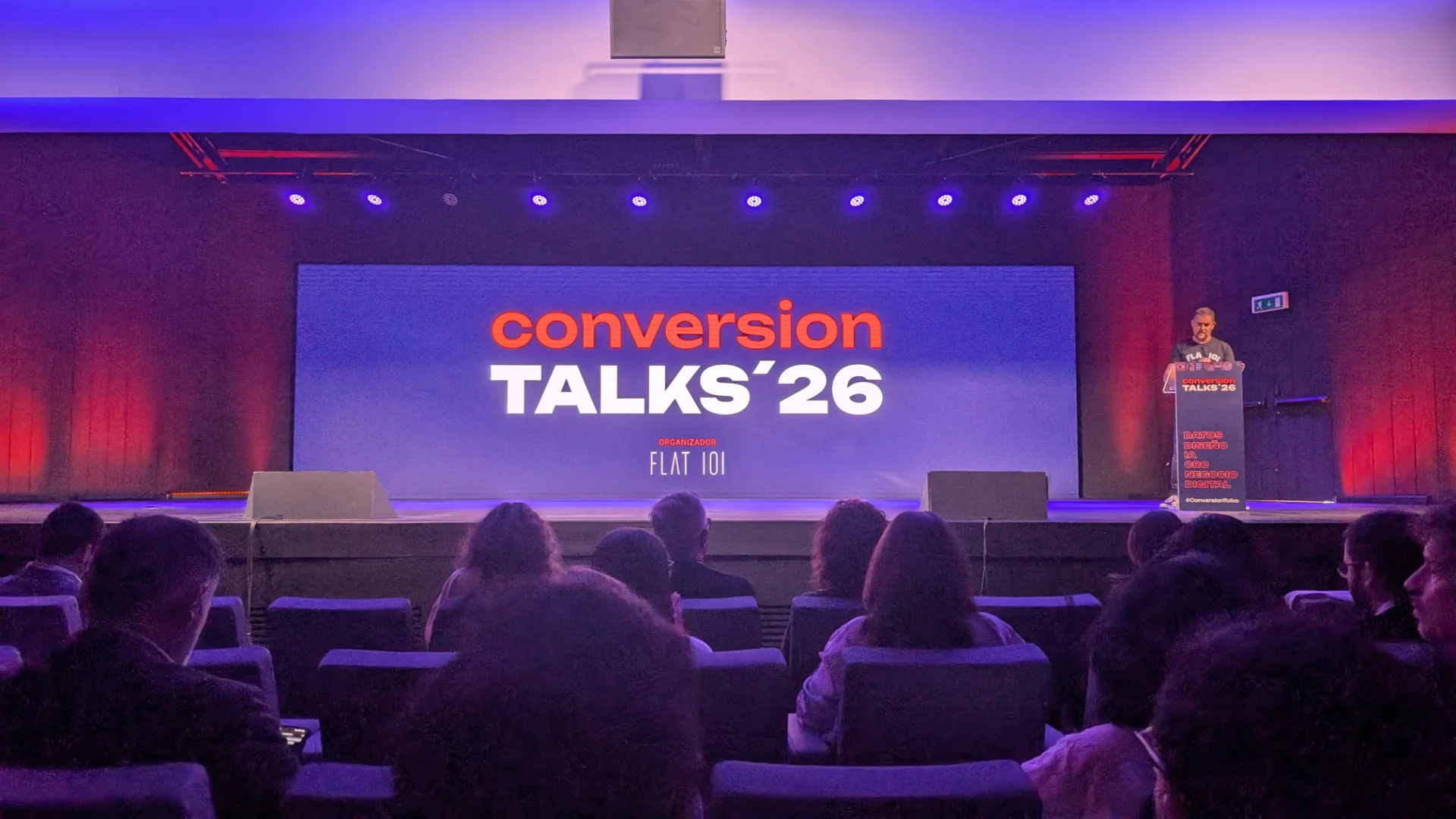Escenario de Conversion Talks 2026 con la pantalla del encuentro y público en Madrid.