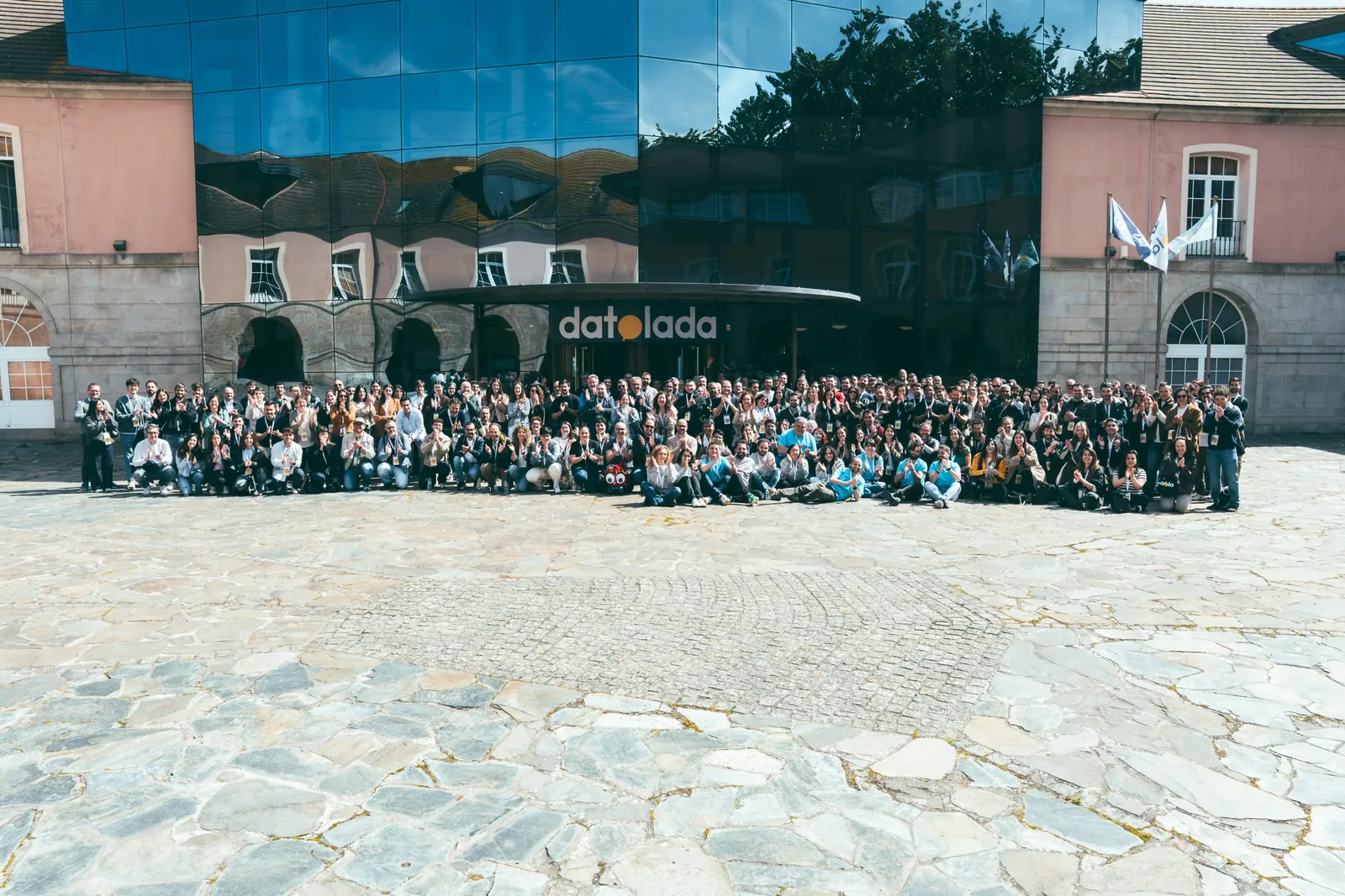Foto de grupo da comunidade asistente á Datolada 2026 diante da sede do evento.