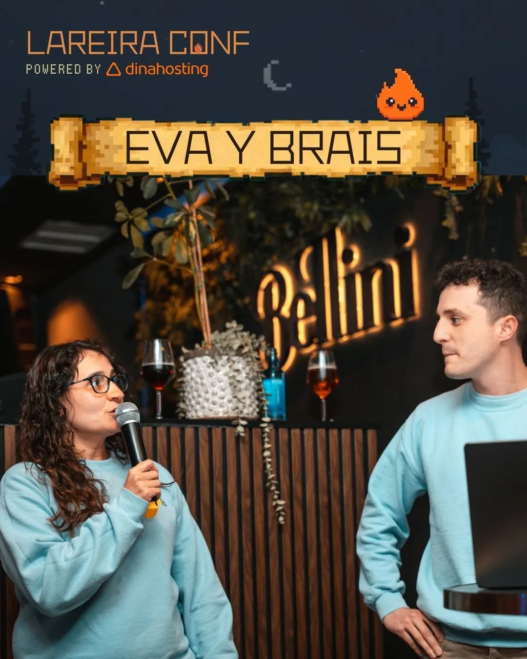 Eva habla con el micrófono junto a Brais durante su sesión en LareiraConf.