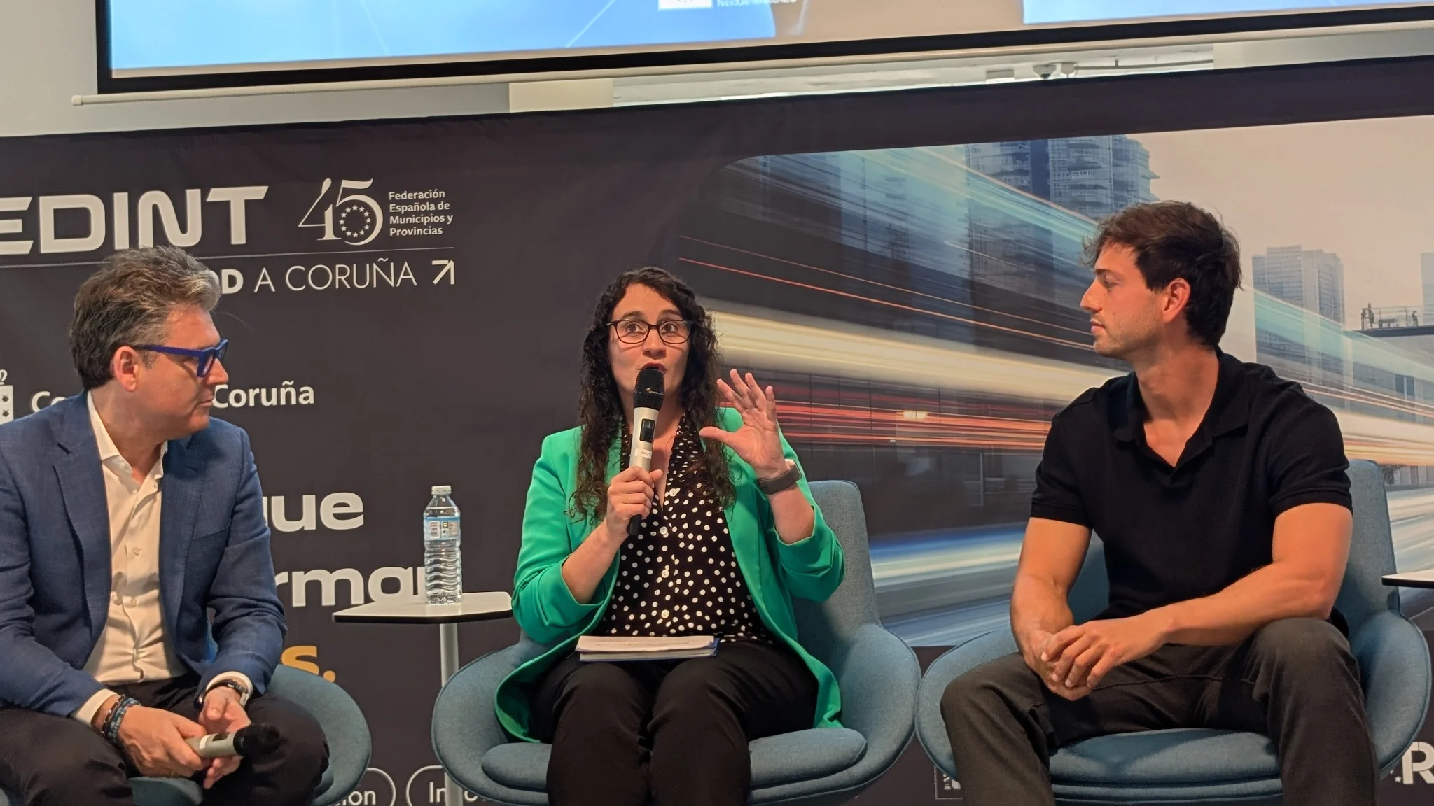 Eva modera una mesa sobre datos urbanos y sostenibilidad